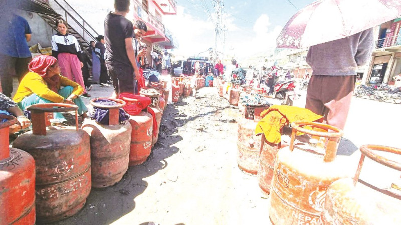 ग्यासका लागि सिलिन्डरसहित लामबद्ध उपभोक्ता