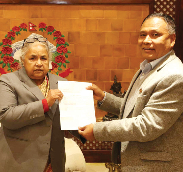 कुलमानले छाडे सरकार