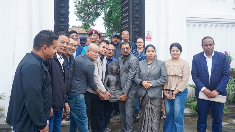 अमेरिका पु-याइएको प्रस्तर मूर्ति आफ्नै आसनमा