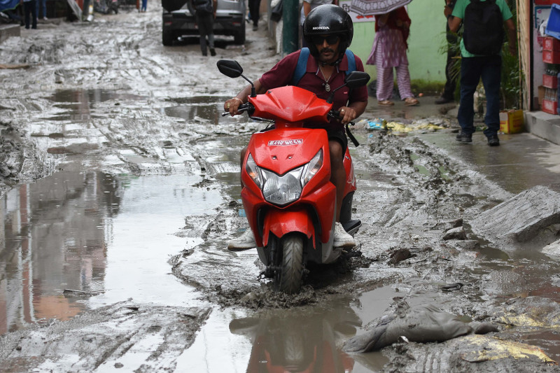 राजधानी काठमाडौंमै सडकको यस्तो अवस्था !