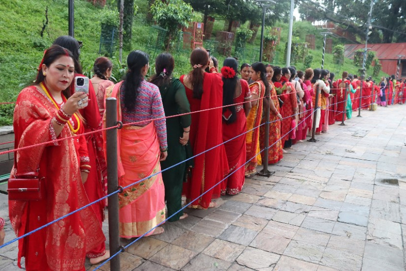 हरितालिका तीजः पशुपति क्षेत्रमा बिहानैदेखि महिला व्रतालुको लाम
