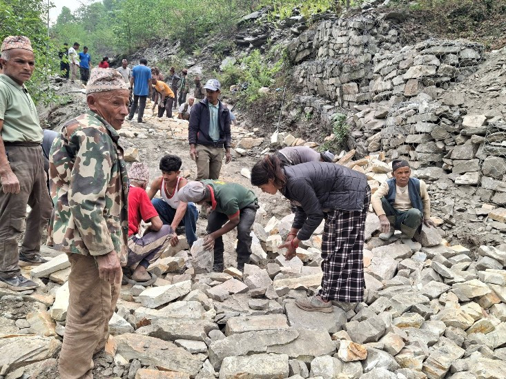 पोखरेबगर–घोडेपानी सडकको हल्लेखर्क खण्ड श्रमदानबाट मर्मत
