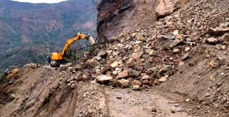 पहिरोले कोदारी राजमार्ग अवरुद्धः छ सय ‘कन्टेनर’ सीमापारि