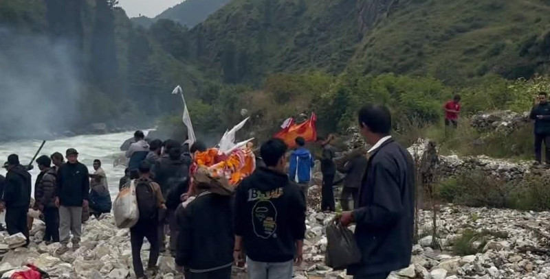 भोटेकोशी बाढीः कुशको शव बनाएर सामूहिक अन्त्येष्टि