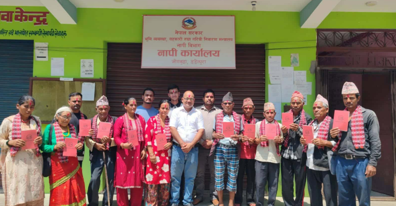 ३८ वर्षपछि पाए डडेलधुराका १२ परिवारले लालपुर्जा