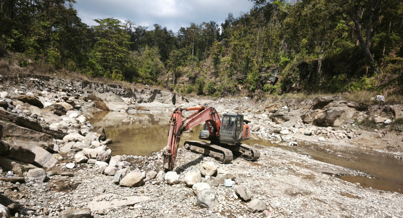 मापदण्ड विपरीत चरम उत्खनन्, निर्माणाधीन पुल जोखिममा