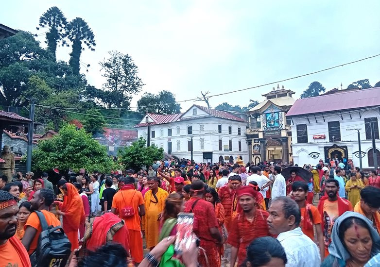 साउनको तेस्रो सोमबारः देशभरका शिवालयमा दर्शनार्थीको घुइँचो