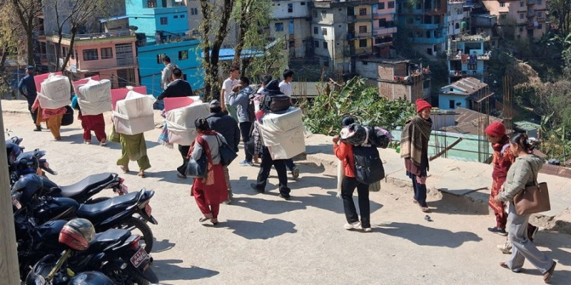 कतै बोकेर, कतै हेलिकोप्टरमार्फत् मतदानस्थल पुर्‍याइँदै निर्वाचन सामग्री