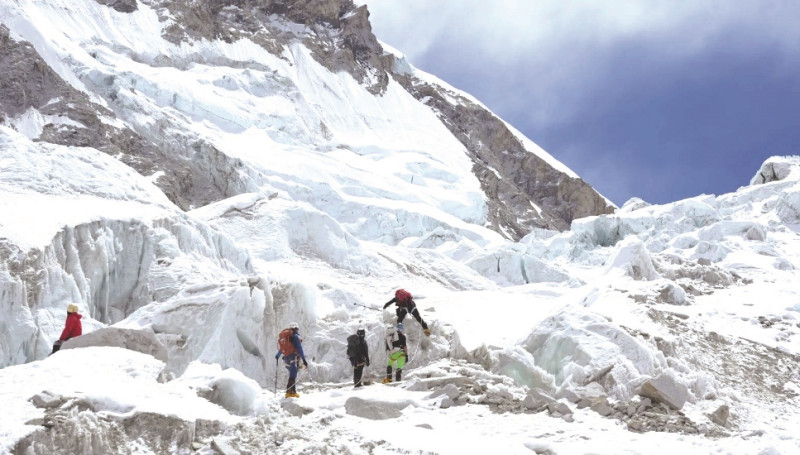 हिउँ खस्ने डरले सगरमाथामा रोकिए सयौं आरोही