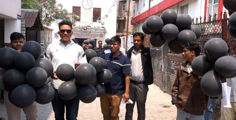 विद्यार्थी संगठनमाथि प्रतिबन्धको विरोधमा कालो बेलुन प्रदर्शन