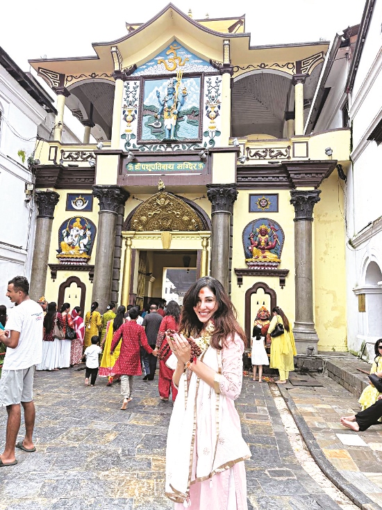 बलिउड अभिनेत्रीद्वारा पशुपति दर्शन