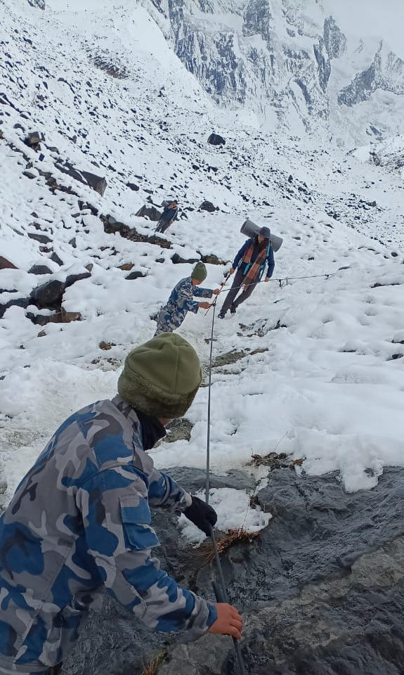 हिमपहिरो र हिमपातका घटनामा दर्जनौं अलपत्र, सयौंको उद्धार