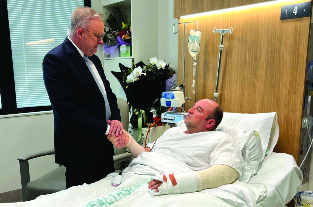 अस्ट्रेलियाका प्रधानमन्त्री अहमद अल अहमदलाई भेट्दै