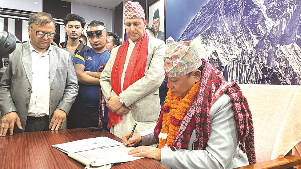 एमालेलाई सघाउँदा राप्रपामा किचलो