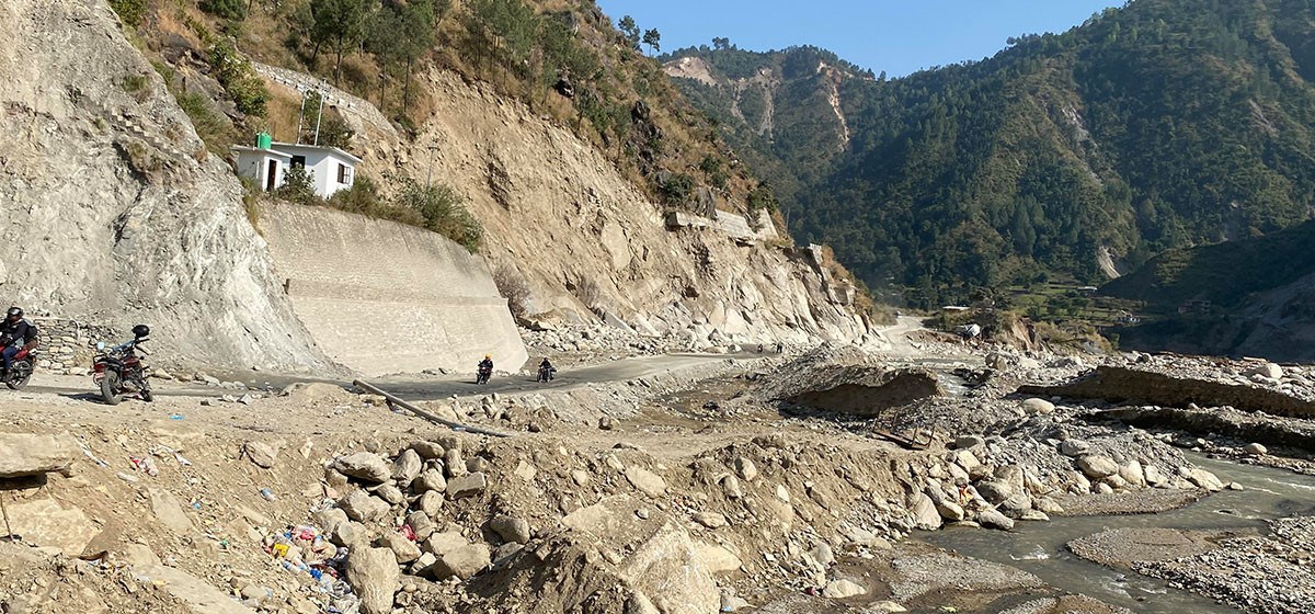 बिपी राजमार्गमा सवारी सञ्चालनमा अनिश्चितकालीन रोक