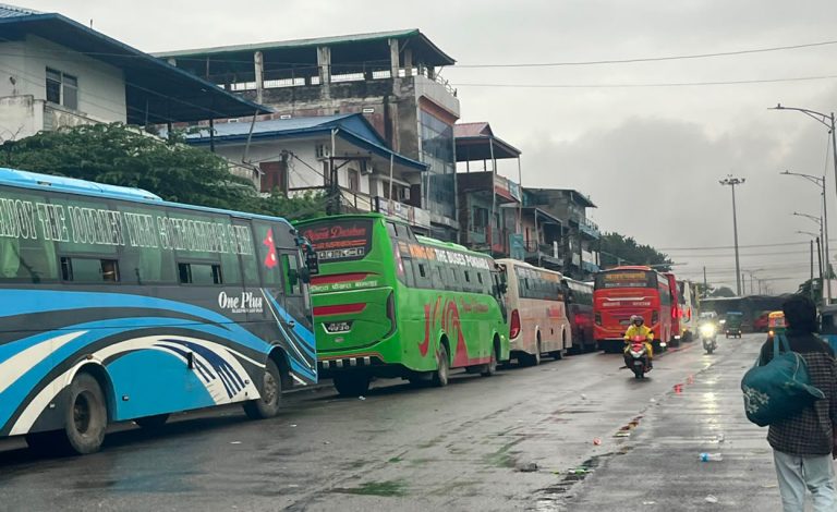 सडक अवरुद्ध भएपछि भैरहवामा दर्जनौँ बस अलपत्र