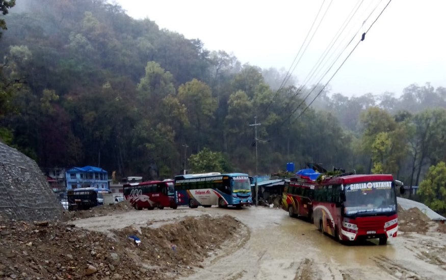 वर्षाले बुटवल–नारायणगढ सडक अवरुद्ध