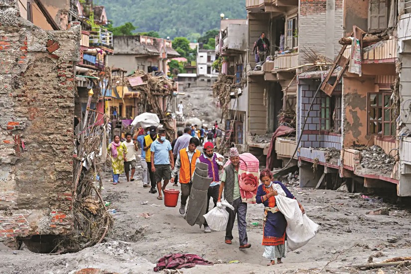 अस्थायी आश्रयतर्फ जाँदै स्थानीय बासिन्दा