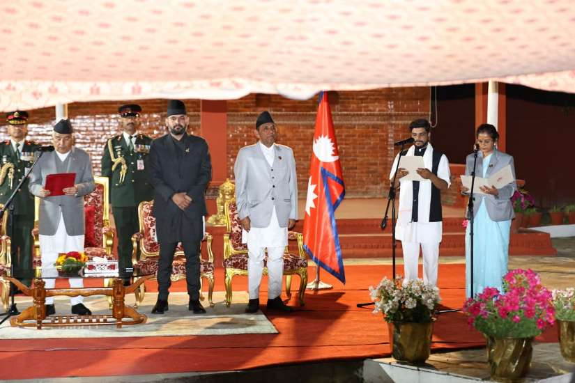 दुई मन्त्रीले लिए सथप