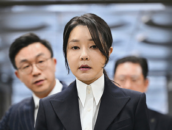 दक्षिण कोरियाका पूर्व प्रथम महिलालाई २० महिनाको जेल सजाय