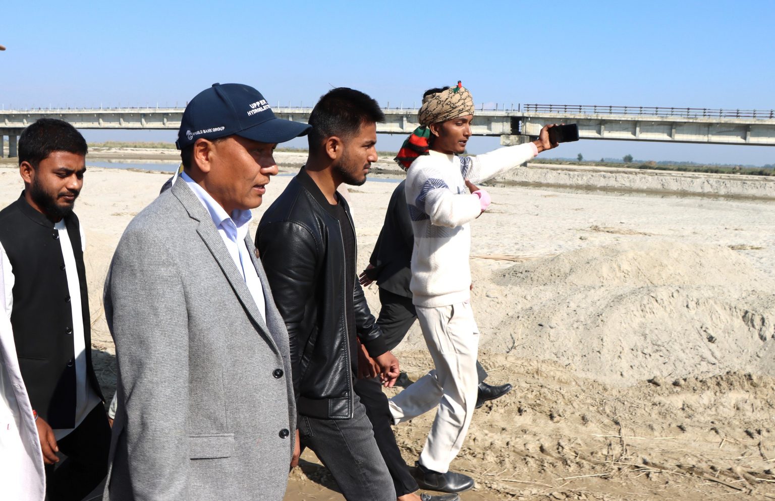 मन्त्री घिसिङद्वारा कमला नदी पुलको निरीक्षण