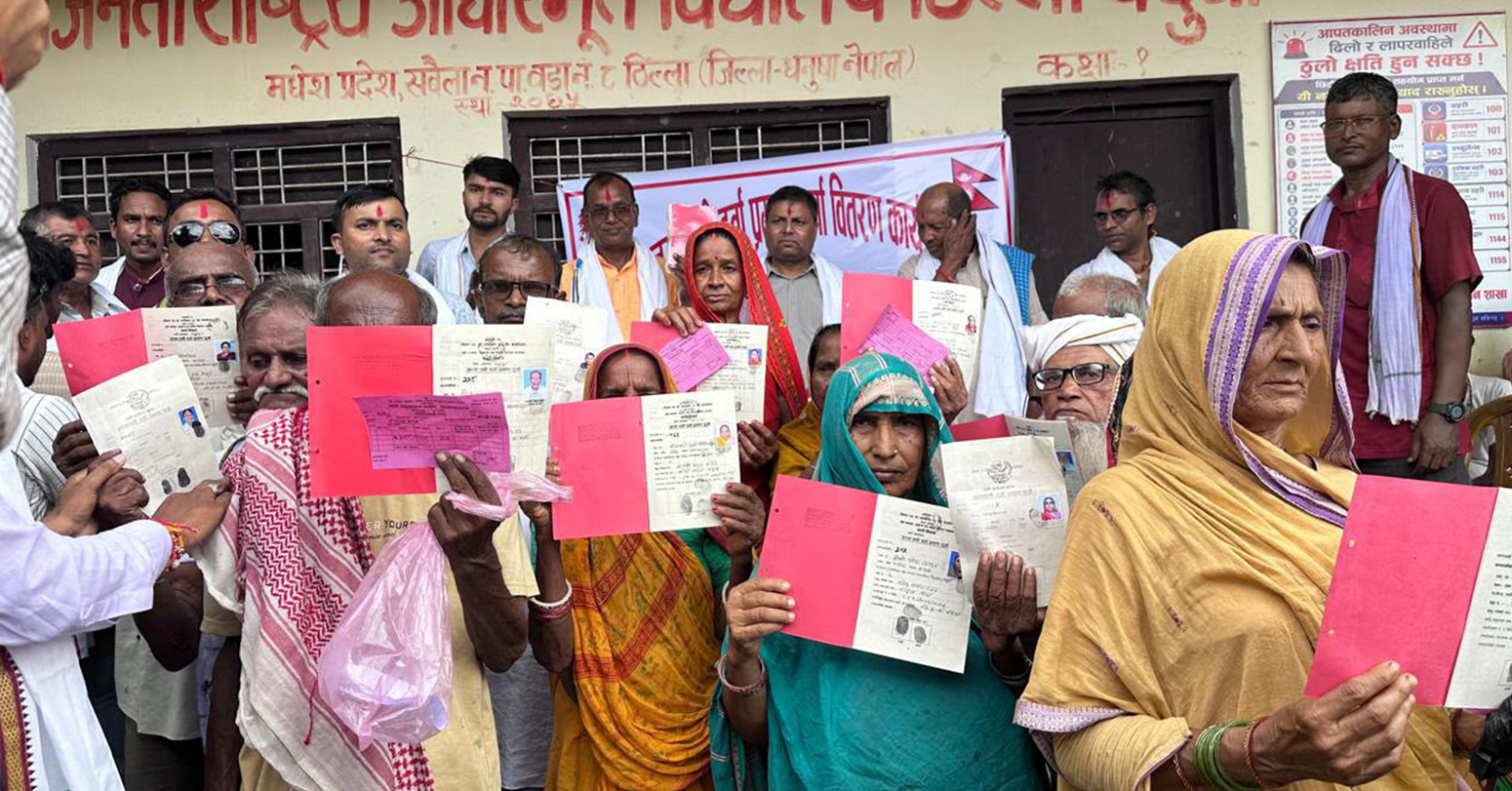 नापजाँच सकिएको ५ वर्षपछि धनुषाका ३८५  परिवारले पाए लालपुर्जा