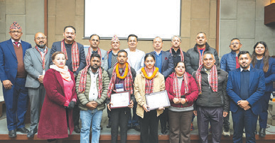 दुई विद्यार्थीलाई एमबीबीएस छात्रवृत्ति