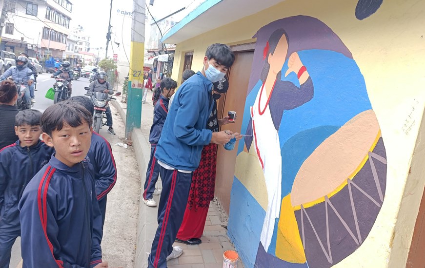 भित्तामा विद्यार्थीका कला