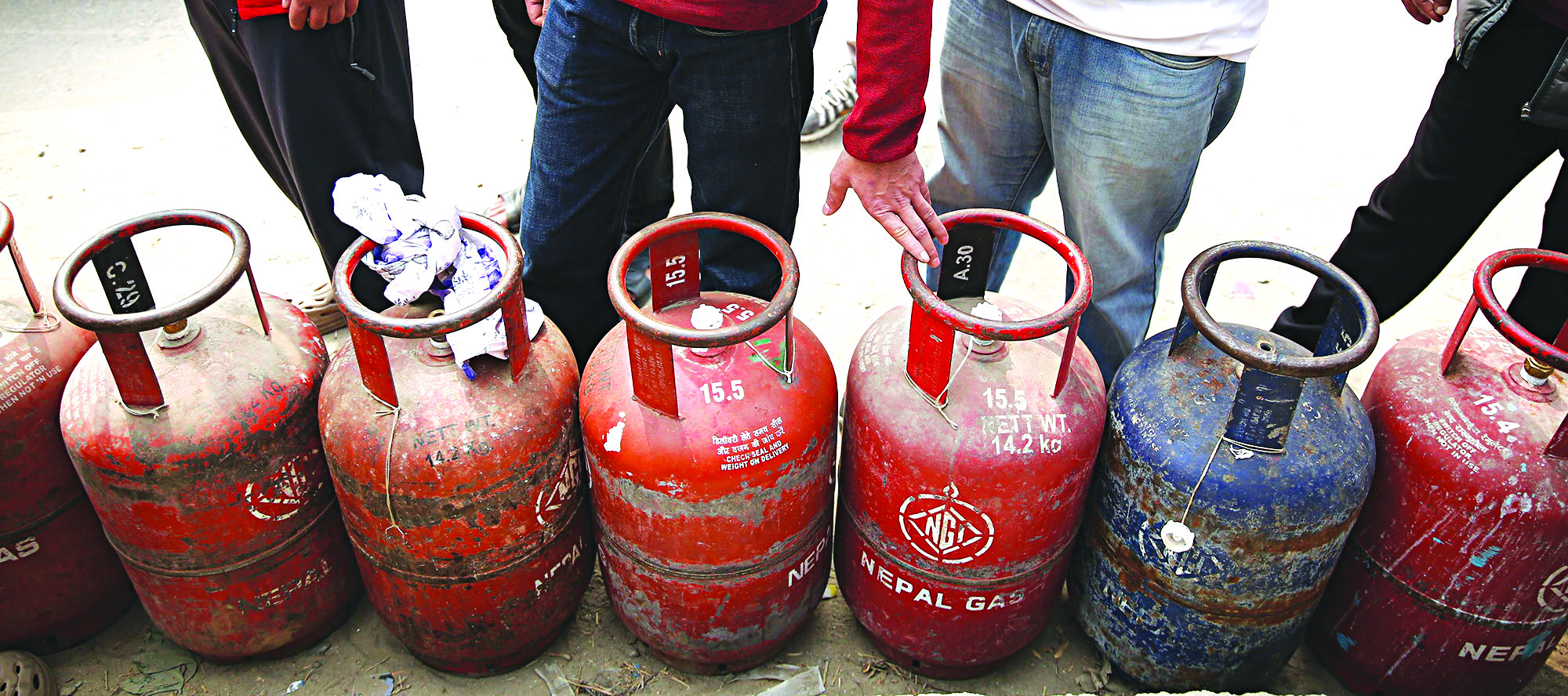 तराईका प्लान्टमा भर्दै काठमाडौँ ल्याउँदै