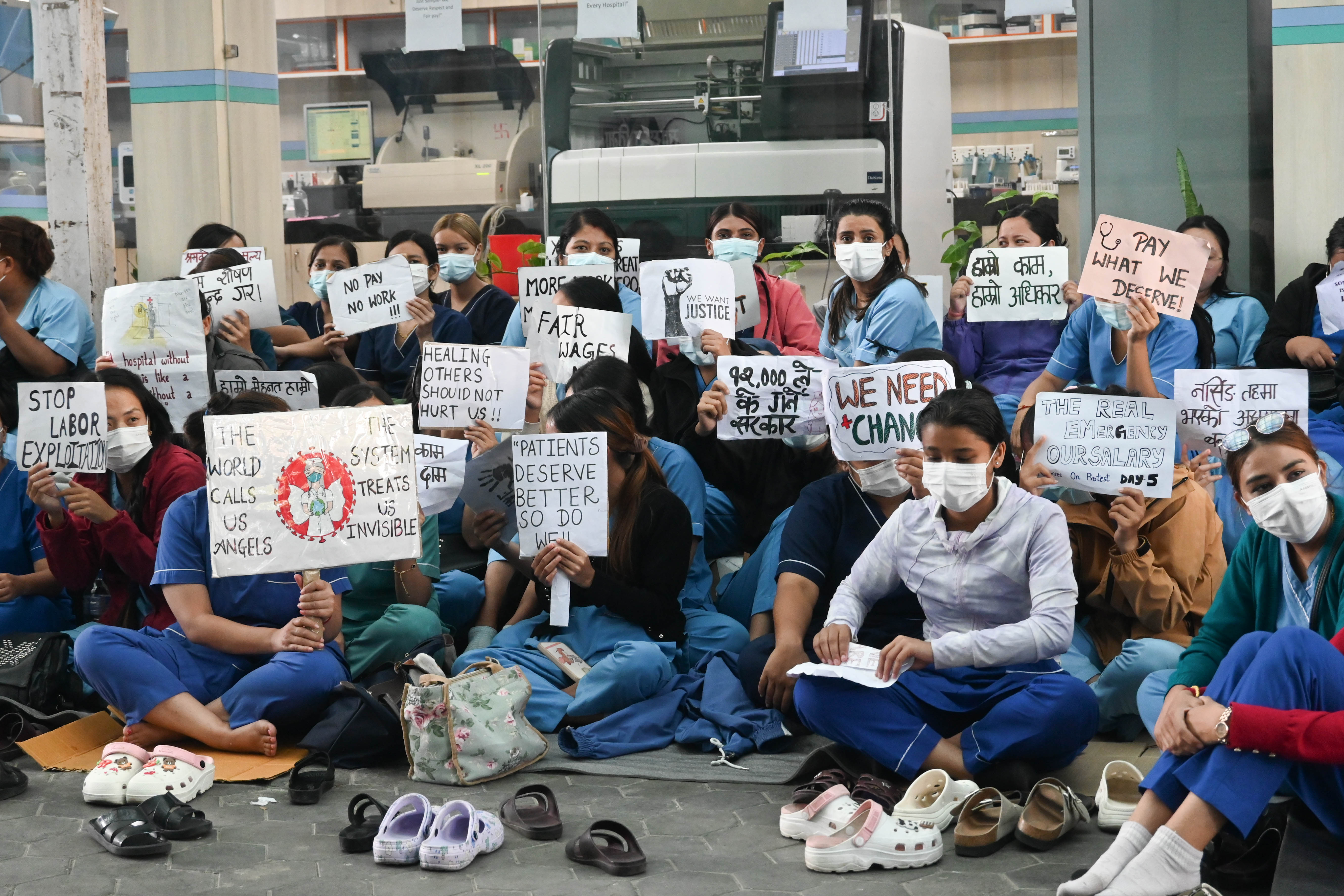 एक सातादेखि आन्दोलित छन् मणिपाल र जिएमसी अस्पतालका नर्सहरु
