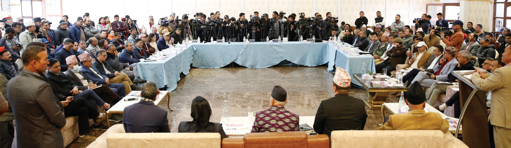 सम्पादकहरूसँग ओलीले भने–‘म भागेको छैन, राजनीतिमा सक्रिय रहन्छु’