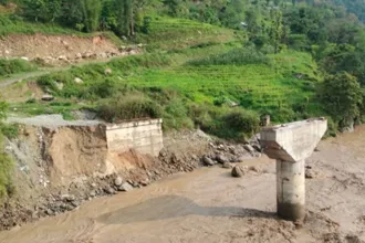 बाढीपहिरोले चार परिवार विस्थापित, जलविद्युत् आयोजनामा क्षति