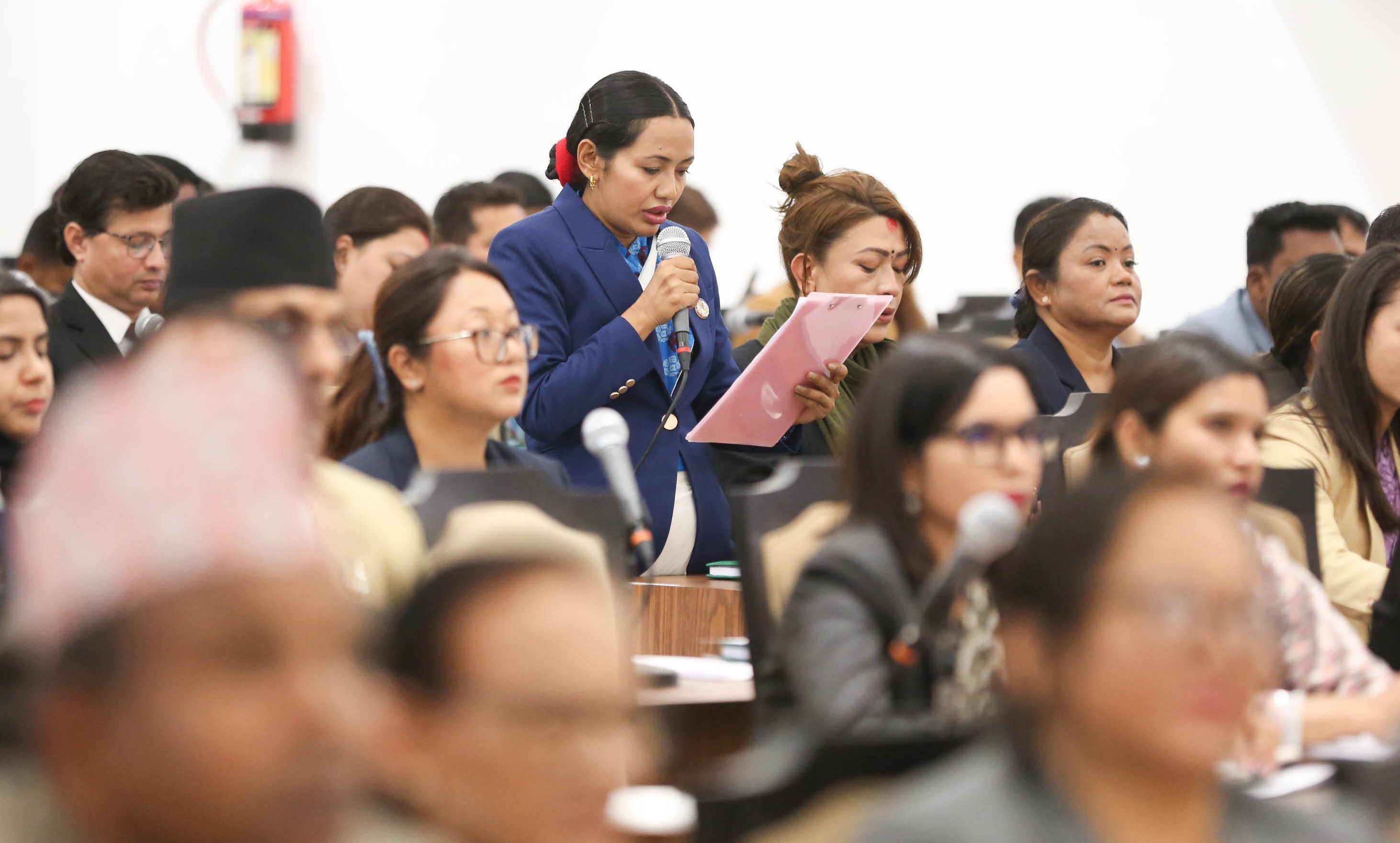 संसद्मा विपक्षीको गर्जन