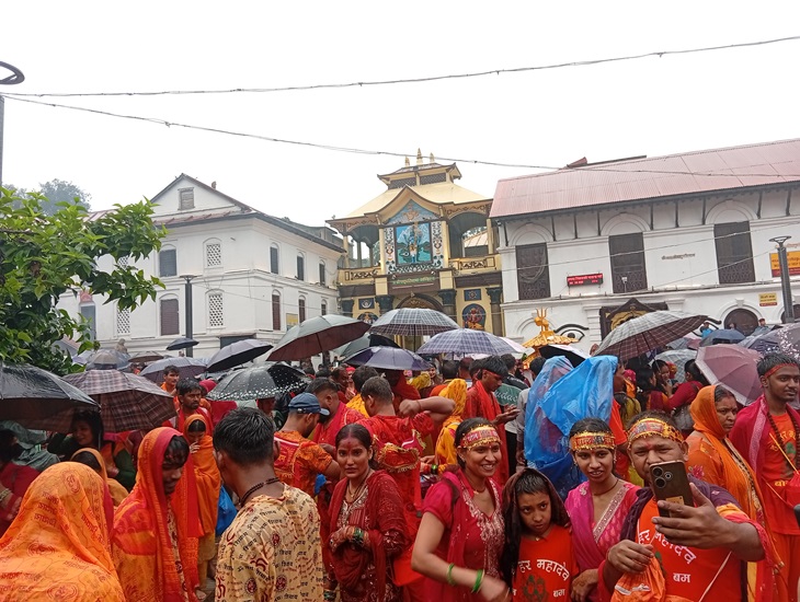 पशुपतिनाथलगायत देशभरका शिवालयमा दर्शनार्थीको घुइँचो