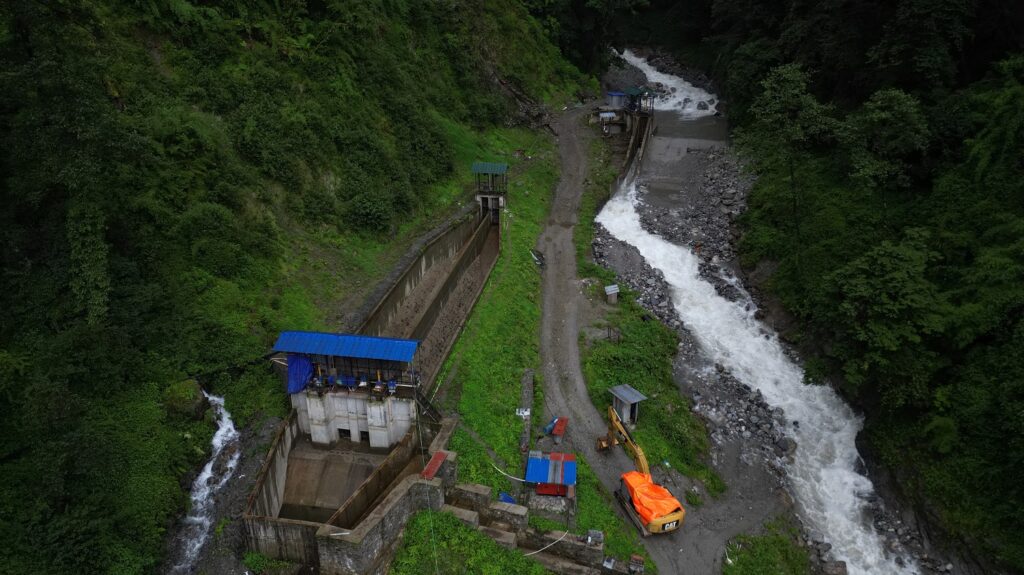 रेलेखोलाको बाँधमा बाढी, विद्युत् उत्पादन बन्द