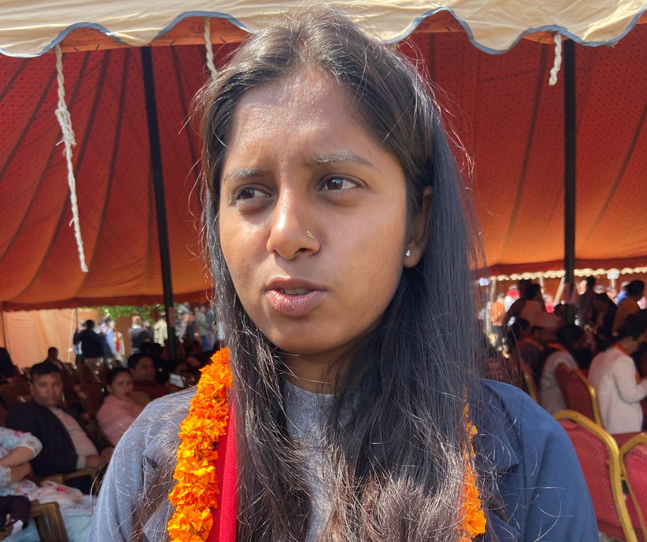 बाबु मजदुरी गर्न साउदी, नेपालमा छोरी सांसद