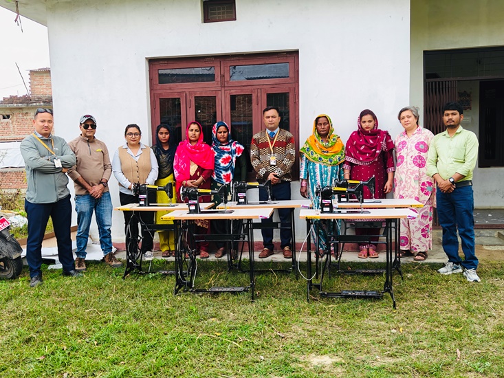 कासगर समुदायका महिलालाई सिलाइकटाइ मेसिन हस्तान्तरण