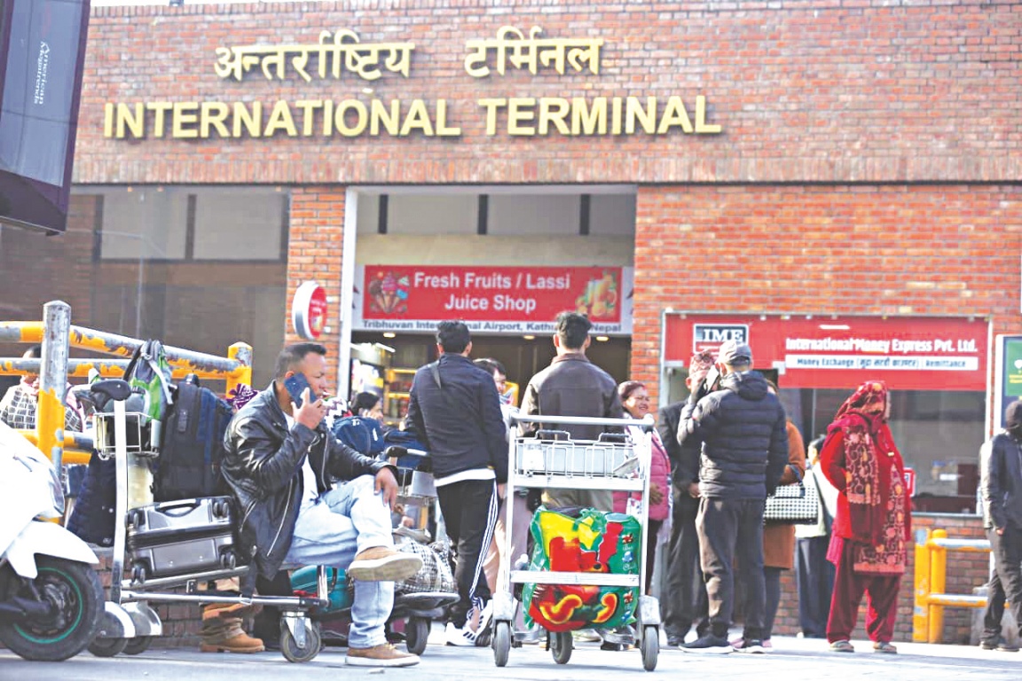 विमानस्थलमा अलपत्र यात्रु