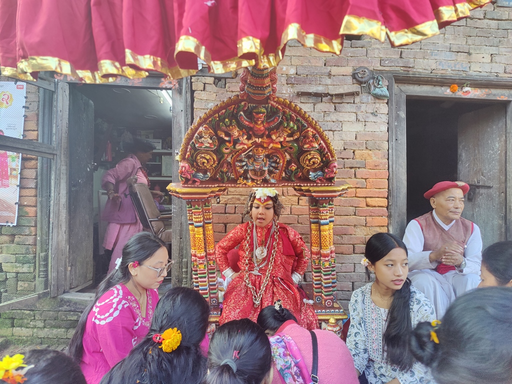 तलेजुमा सर्वसाधारणद्वारा कुमारीको हातबाट टीका ग्रहण