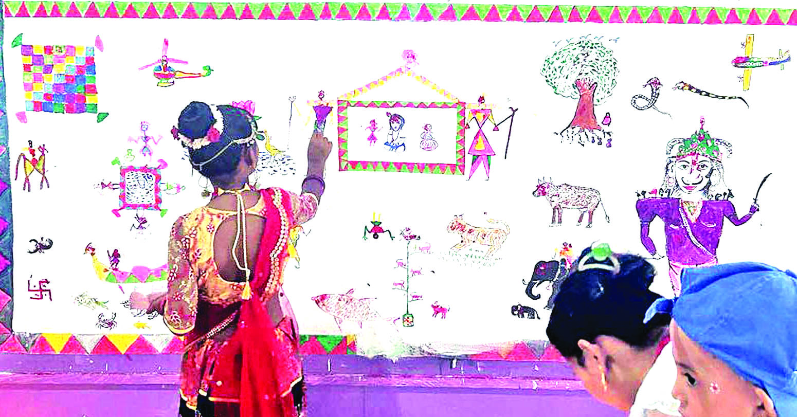 थारु भित्ते चित्रकला संकटमा,  हराउँदै जनजीवनको प्रतिबिम्ब