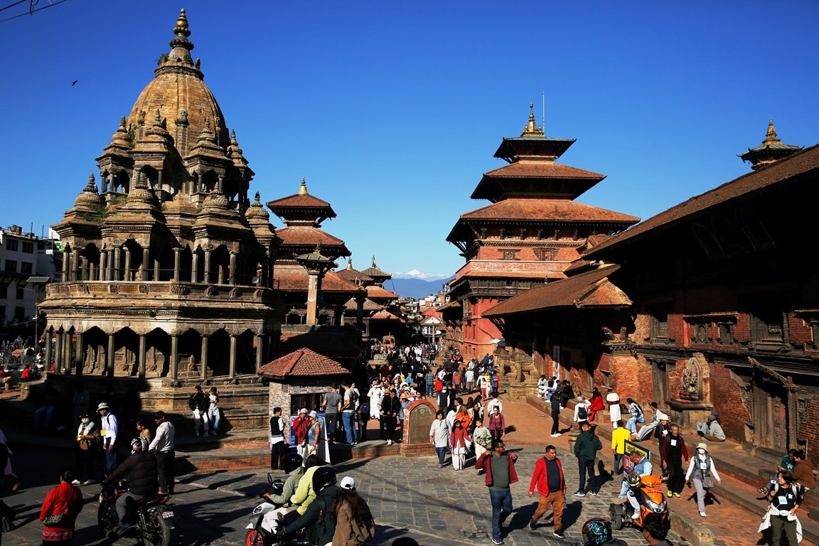 पाटन दरबार सङ्ग्राहलयको मूलचोकमा ठेचोको नवदुर्गा नाच प्रदर्शन