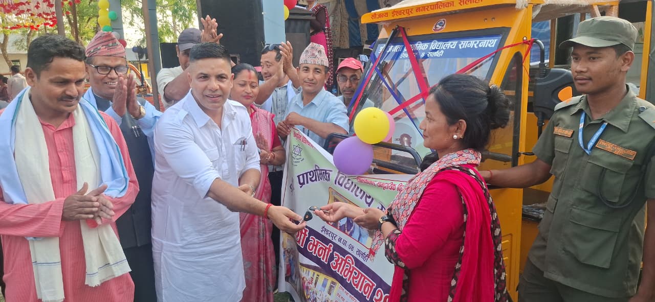 पढौं लेखौं फरर, ई–रिक्सामा विद्यालय सरर