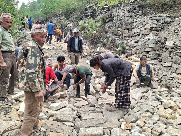 पोखरेबगर–घोडेपानी सडकको हल्लेखर्क खण्ड श्रमदानबाट मर्मत