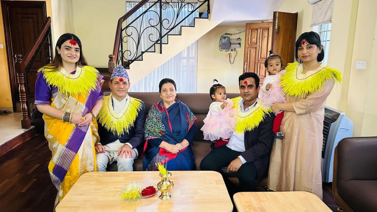 पूर्वराष्ट्रपति भण्डारीद्वारा छोरी-ज्वाई र सर्वसाधारणलाई टीका प्रदान
