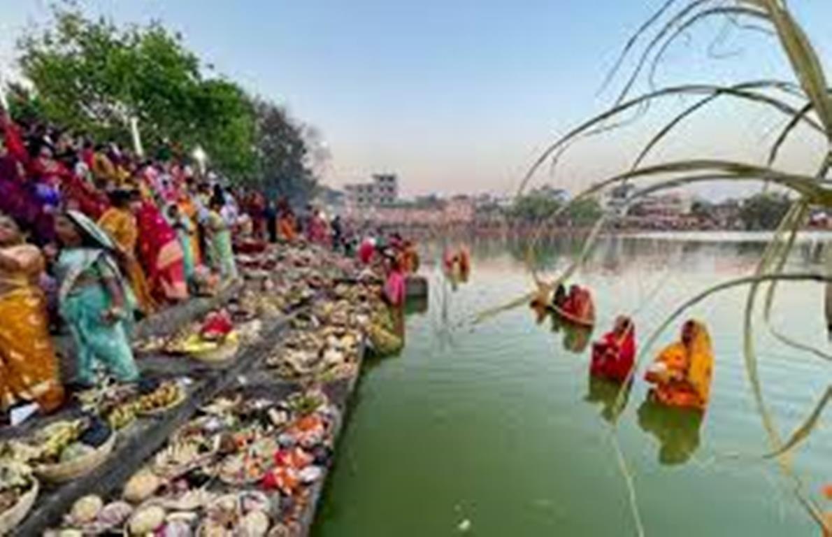 चैते छठः मिथिलामा अस्ताउँदो सूर्यलाई अर्घ्य अर्पण