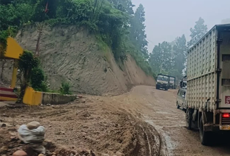 वर्षाका कारण बुटवल–नारायणगढ सडक पूर्णरूपमा अवरुद्ध