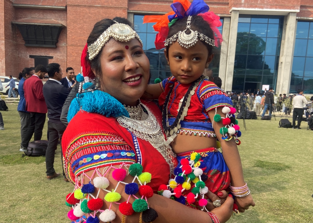 परम्परागत वेषभूषामा सांसद्