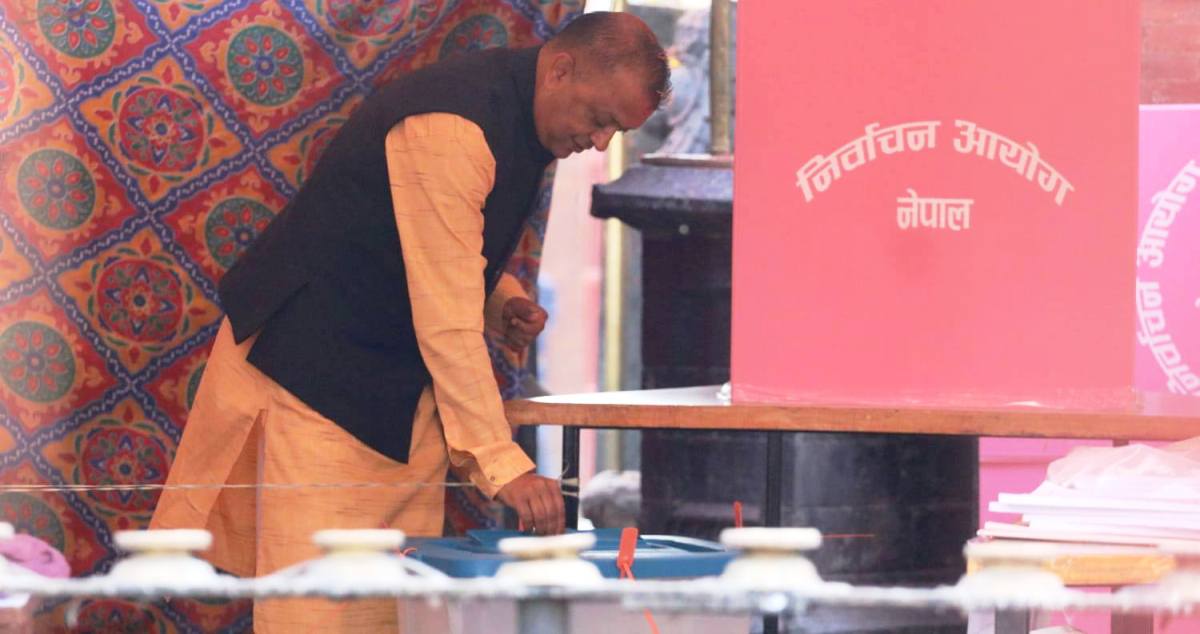 मैतीदेवी मतदान केन्द्रबाट कांग्रेस सभापति थापाले गरे मतदान