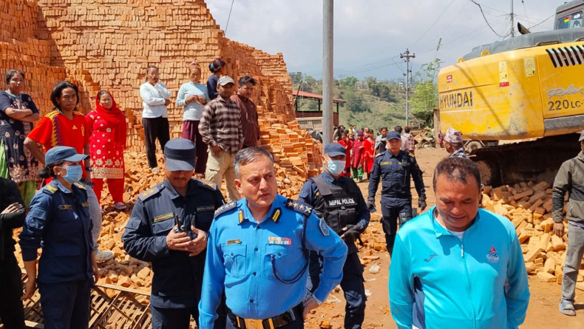 ललितपुरमा एक इट्टाभट्टाको पर्खाल भत्किँदा एक जनाको मृत्यु, चार घाइते