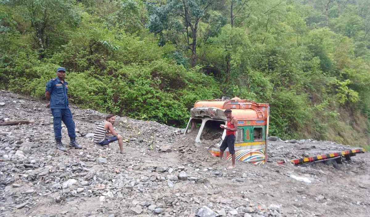 वर्षाका कारण मध्यपहाडी लोकमार्ग अवरुद्ध